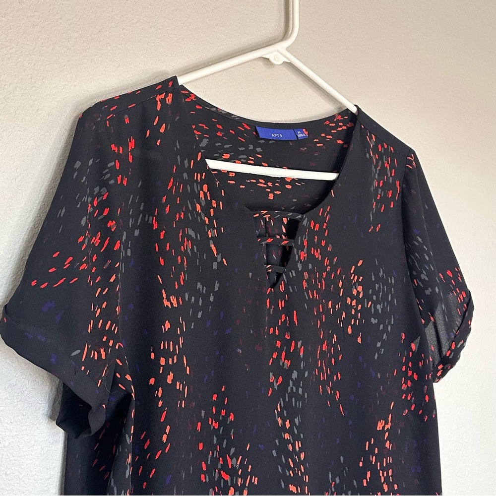 Black Red and Gray Abstract Sheer Long in the Back Blouse Size XL - Picture 2 of 6